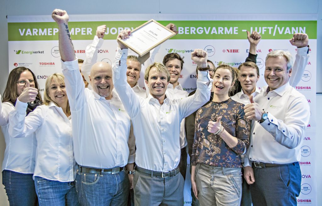 Noen av de ansatte på Energiverket feirer Enova-prisen