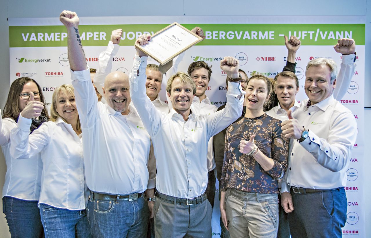 Noen av de ansatte på Energiverket feirer Enova-prisen