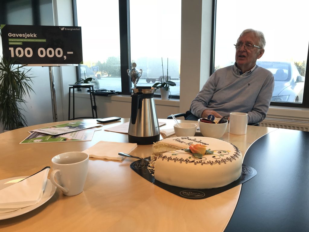 God stemning da Finn-Roald fikk både kake og en gavesjekk på 100.000,-