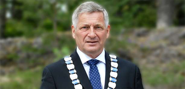 Gratulasjon fra Drammens ordfører Tore Opdal Hansen med Klimaprisen for 2017