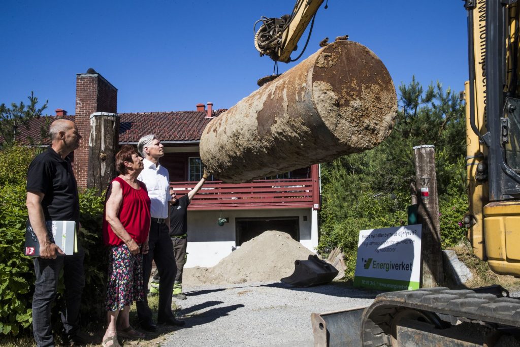 Anita og Vidar forteller Klima- og Miljøminister Ola Elvestuen om sine erfaringer med å erstatte oljefyren med varmepumpe