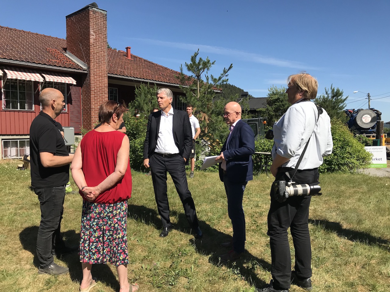 Anita og Vidar forteller Klima- og Miljøminister Ola Elvestuen om sine erfaringer med å erstatte oljefyren med varmepumpe