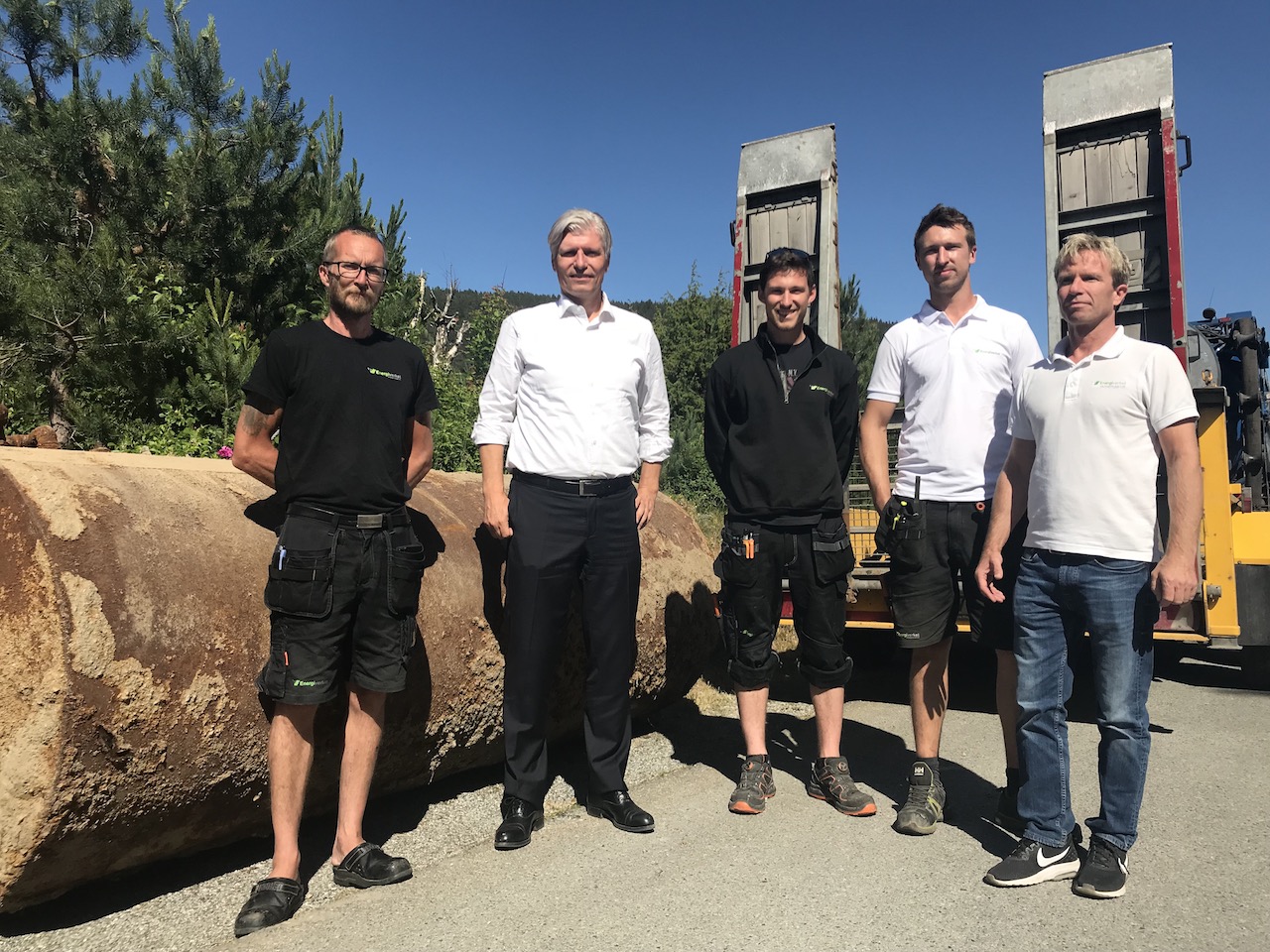 Statsråd Elvestuen sammen med Energiverket AS sitt montørteam som har byttet ut oljefyren og erstattet med luft/vann-varmepumpe