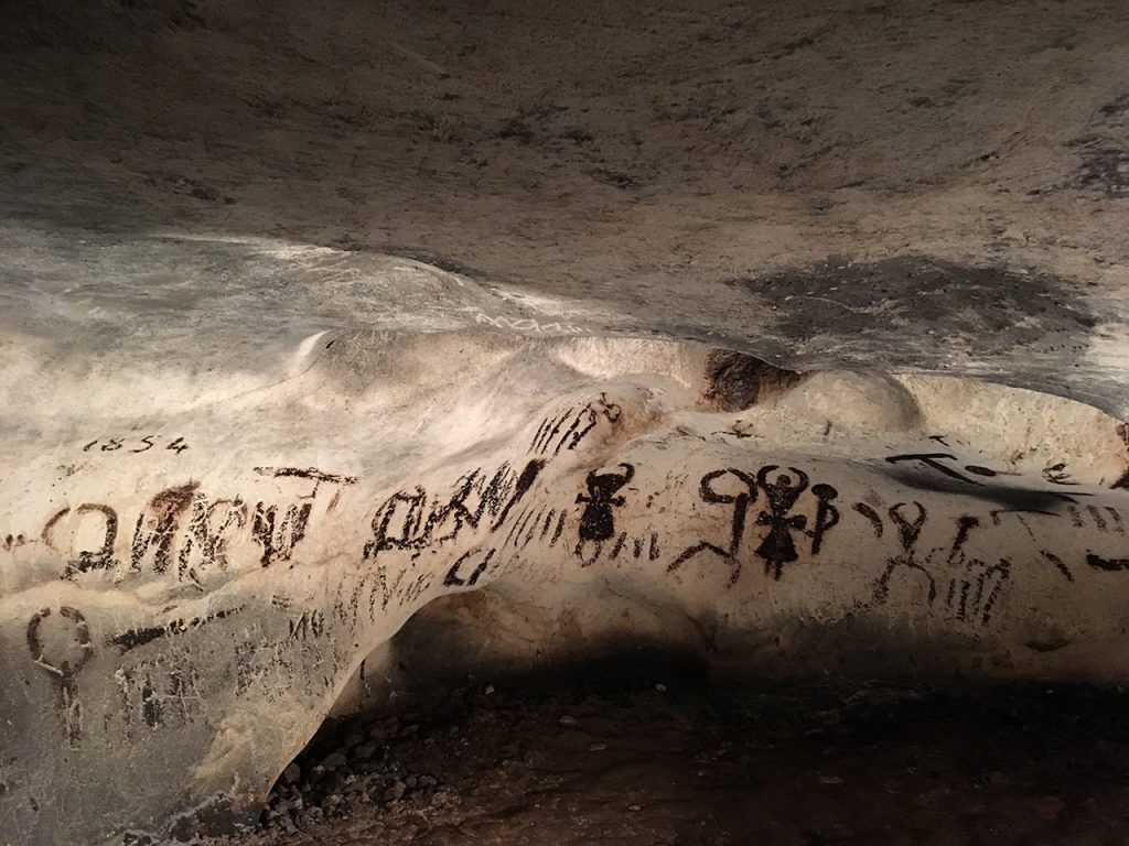 forhistoriske mennesker bodde i huler for å utnytte bergvarme