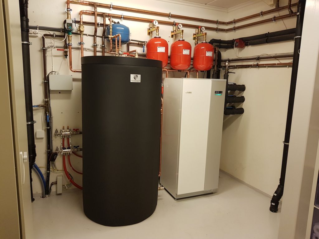 Energiverket AS monterte en NIBE 1155 bergvarmepumpe i kombinasjon med Varmesentralen.