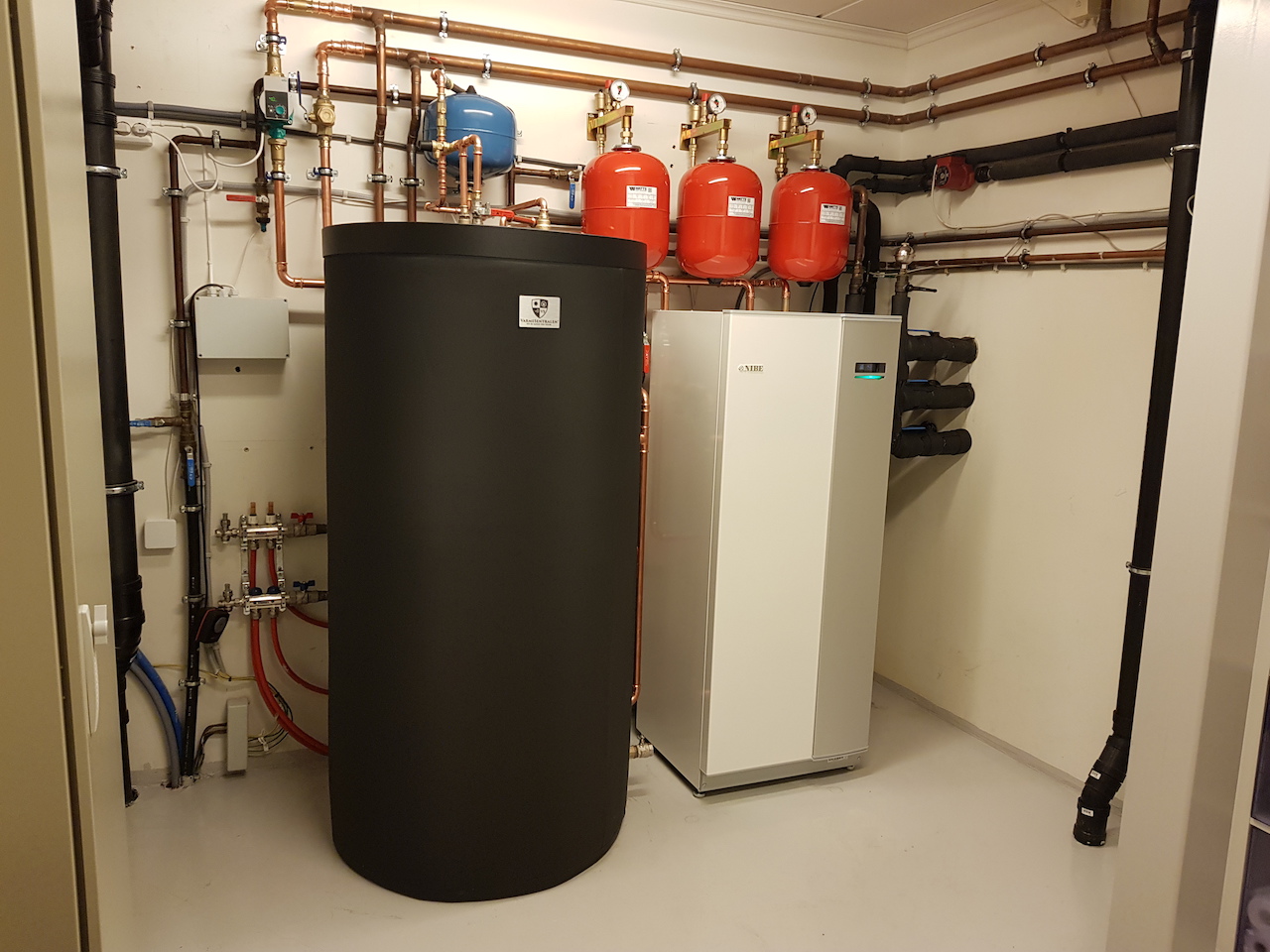 Energiverket AS monterte en NIBE 1155 bergvarmepumpe i kombinasjon med Varmesentralen.