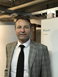 advokat Lasse Kopperud foran sitt nye NIBE bergvarmeanlegg fra Energiverket
