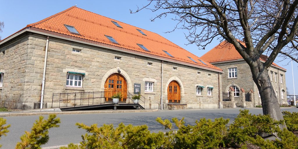 Æreverdige Tollbodbryggen i Fredrikstad som huser en rekke kontorer