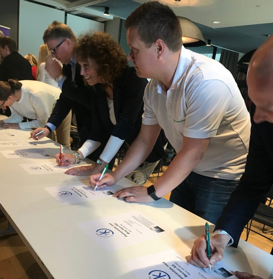 Glenn Pettersen på Energiverkets Østfoldavdeling signerte avtalen bl.a sammen med Kari Agerup i Fredrikstad Kommune